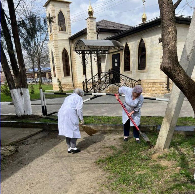 В Сунженской больнице продолжается уборка территории.